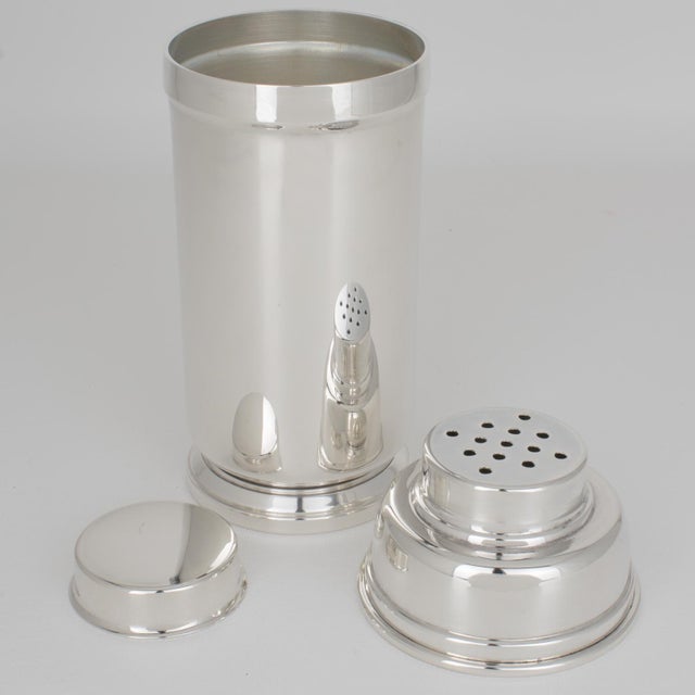 This modernist three-sectioned cocktail shaker was crafted by the renowned silversmith Guido Galbiati Argenteria in Italy,...