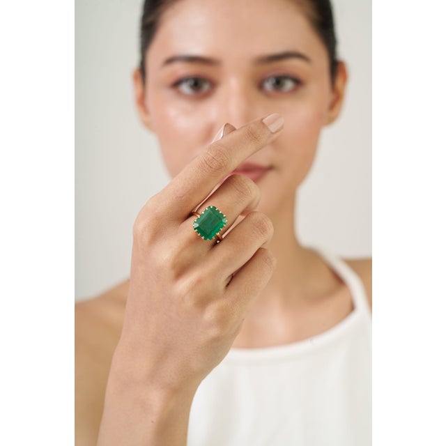 Metal 9.08Ct Claw Set Natural Green Emerald Solitaire Ring Size 4 in 18k Yellow Gold For Sale - Image 7 of 17