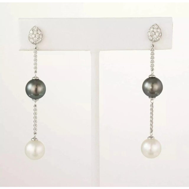 Contemporary Diamond Gray Tahitian & White Pearls 18k Gold Double Chain Dangle Earrings - 2 Pieces For Sale - Image 3 of 6
