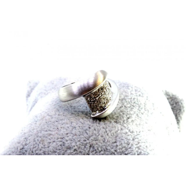 Brushed White Gold Ring with Brilliant-Cut Diamonds For Sale - Image 3 of 9