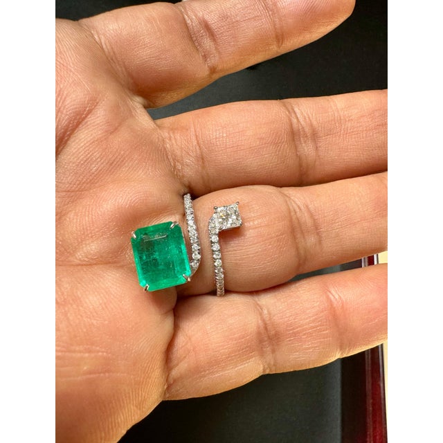 3.11 Ct Emerald Cut Emerald & 0.49 Ct Diamond Bypass Ring in 18 Kt Gold Size 6 For Sale - Image 4 of 18