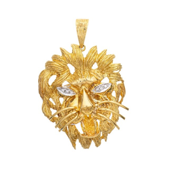 Vintage Lion Pendant Large Head Diamond Eyes 18 Karat Yellow Gold Animal Jewellery For Sale - Image 4 of 4