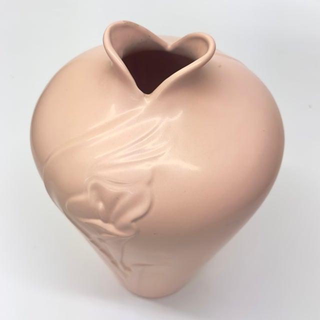 1980s Extra Large Matte Blush Vase With Relief Lilly Motif by Haeger, No 7100. Made in Usa For Sale In Miami - Image 6 of 10