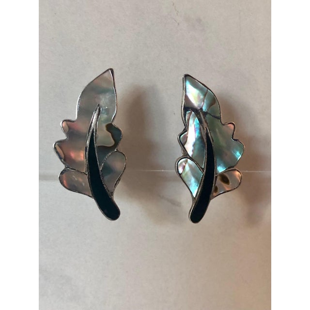 Sky Blue 1950s Mexican Abalone Leaf Earrings With Onyx Inlay, A Pair For Sale - Image 8 of 9