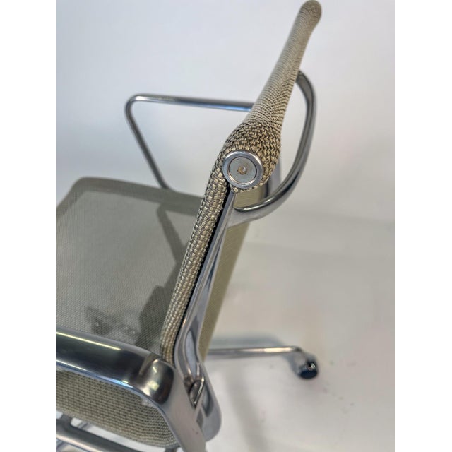 Mid 20th Century Eames Aluminum Group Mesh Task Chair by Herman Miller For Sale In Chicago - Image 6 of 10