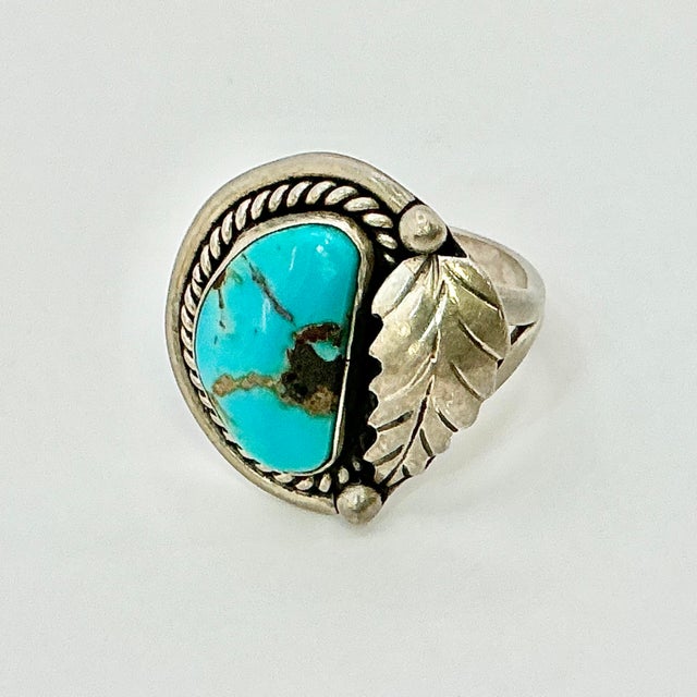 Rustic 1970s Vintage Southwestern Navajo Boho Chic Sterling Leaf & Turquoise Ring, Size 7.25. For Sale - Image 3 of 10