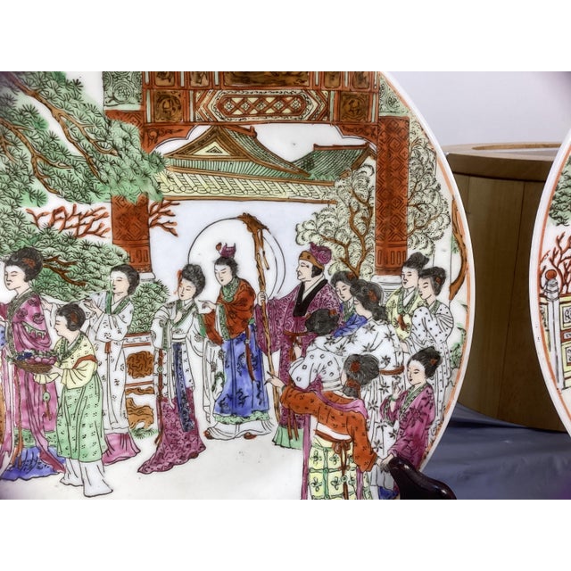 White Pair of 1960s Chinese Porcelain Imperial Birthday Celebration Scene Plates For Sale - Image 8 of 12