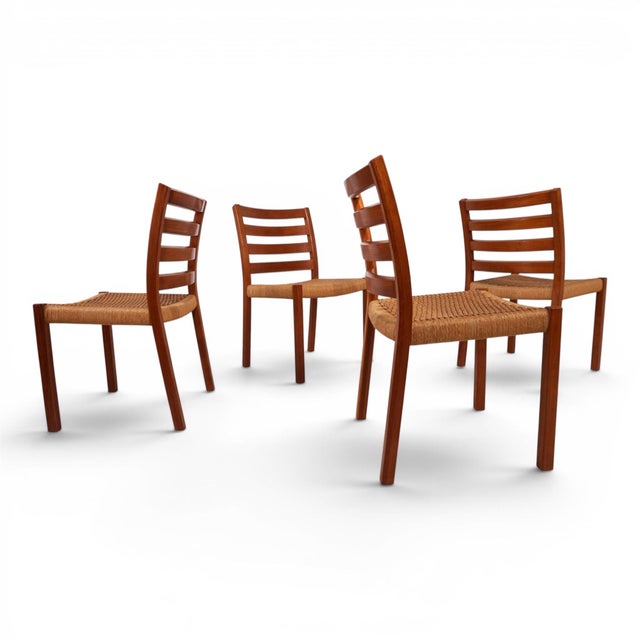 An exceptionally well-preserved set of four model 408 dining chairs from the danish manufacturer j.l. Møllers møbelfabrik....