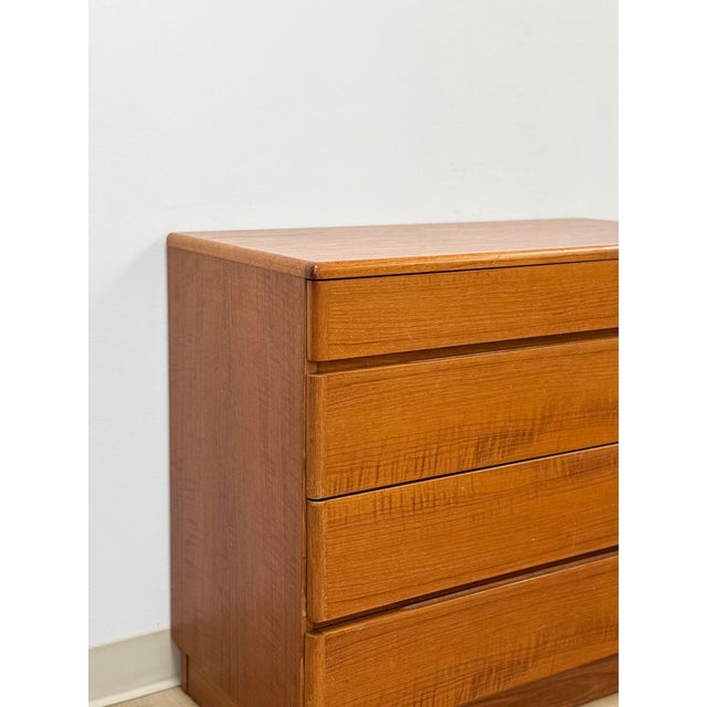 Vintage MCM Danish Modern Teak Four Drawer Chest, Dresser, Bedroom Storage For Sale - Image 4 of 14