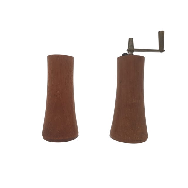 A set of mid-20th century teak pepper and salt grinders by Laurids Lonborg. Made in Denmark. Original – signed,...