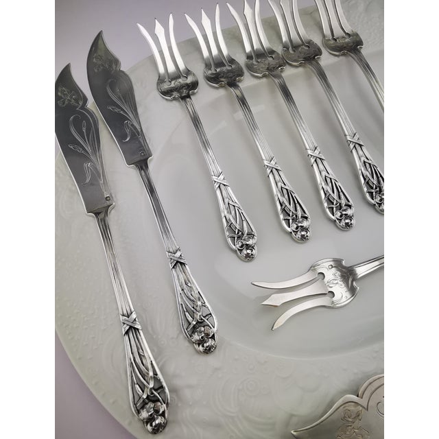 Art Nouveau Iris Pattern Fish Cutlery in Silver from Henin & Cie, 1900s, Set of 12 For Sale - Image 5 of 18
