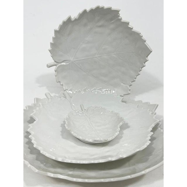 1940s Porcelain Dish Service with Leaf Motif from K.P.M. Royal Berlin, 1940s, Set of 15 For Sale - Image 5 of 6