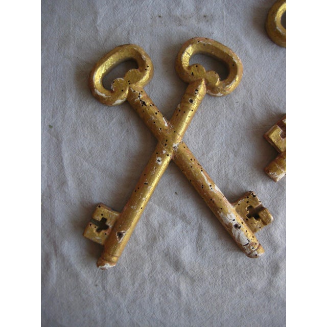 Traditional 18th Century Pair of Italian Gilded Carved Wood Keys of St Peter For Sale - Image 3 of 6