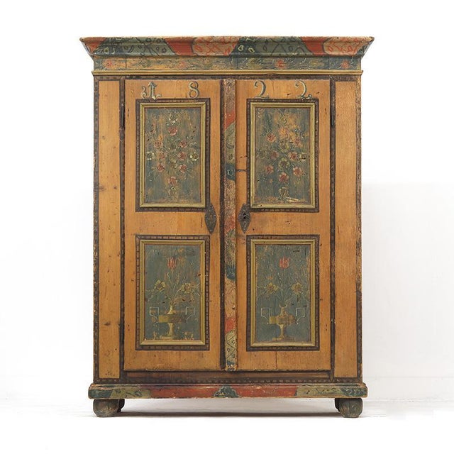 Exceptional antique painted bridal chest from Southern Germany, dated 1822. A remarkable piece thanks to its beautiful...