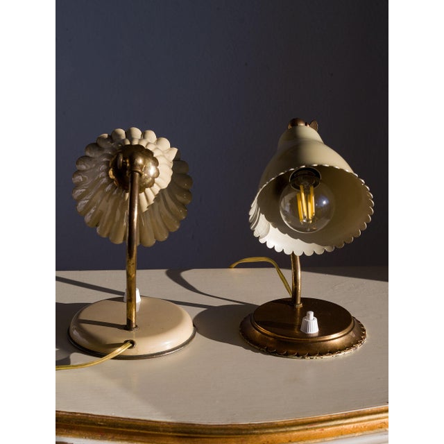 Mid-Century Modern Vintage Brass Table Lamps with Enameled Corolla Lampshades, 1950s, Set of 2 For Sale - Image 3 of 15