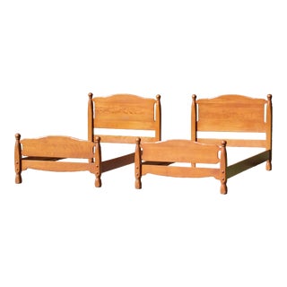 Vintage Pair French & Heald Rock Maple Colonial Style Cannonball Twin Bed Frames For Sale