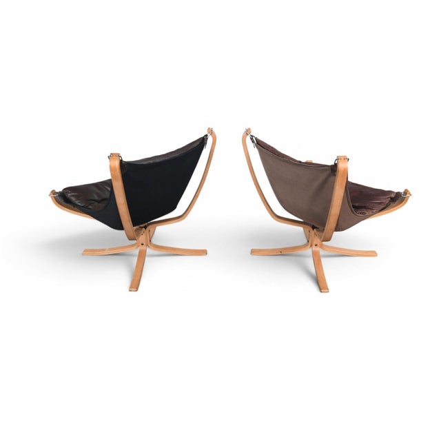 Brown Mid 20th Century Pair of Lowback Sigurd Ressell Falcon Chairs in Lacquered Beech For Sale - Image 8 of 11