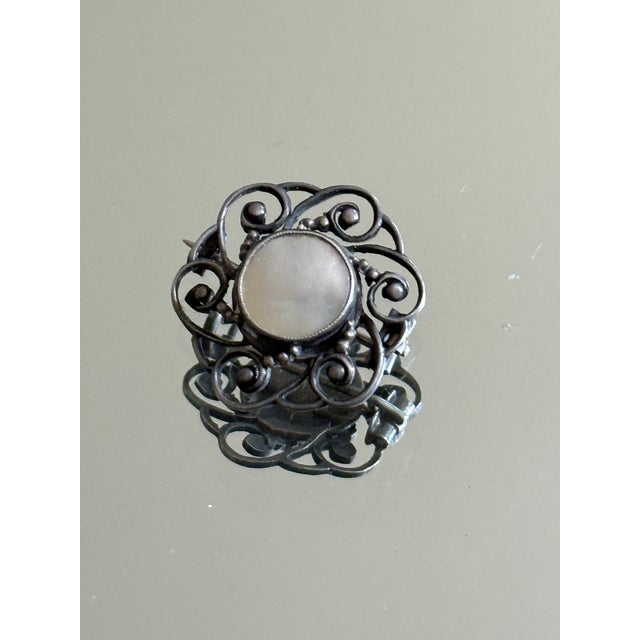 Silver 1910s Late Victorian/Edwardian Filigree Mother of Pearl Brooch For Sale - Image 8 of 11