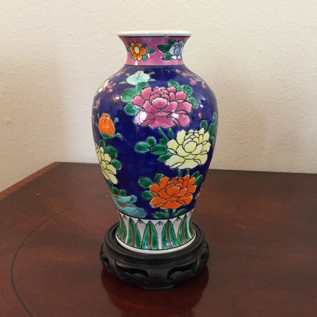 Japanese Early 20th Century Japanese Painted Porcelain Vase With Wooden Base For Sale - Image 3 of 7