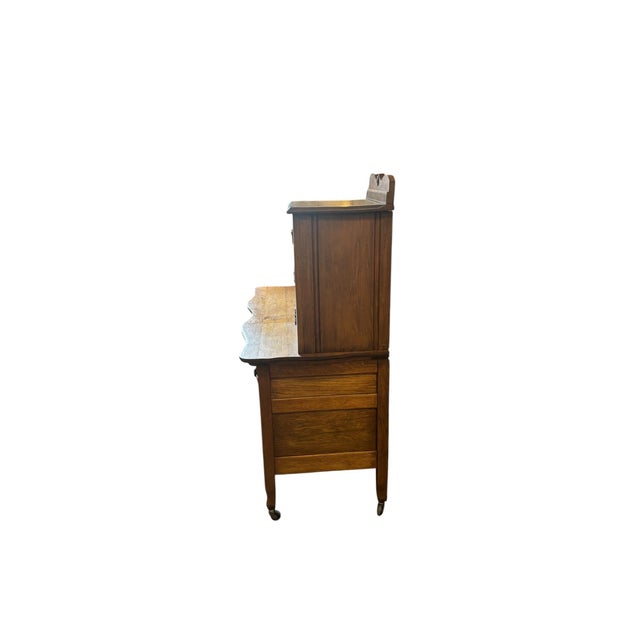 An exceptional example of early American Colonial Revival craftsmanship, this handsome quarter-sawn oak gentleman’s...