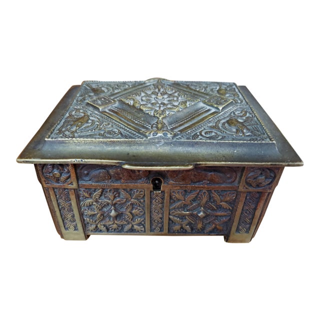 1900 Belgian Art Nouveau Bronze Wood-Lined Snuff Box For Sale