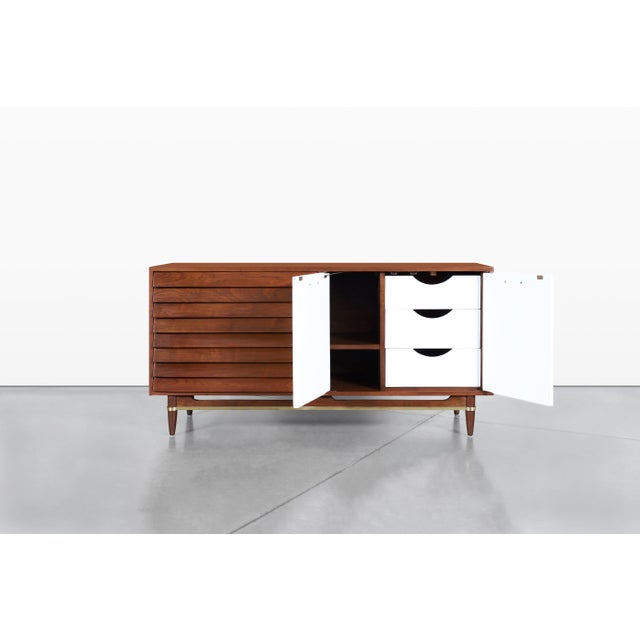 American of Martinsville Mid-Century Modern Walnut and Lacquer Credenza by American of Martinsville For Sale - Image 4 of 15
