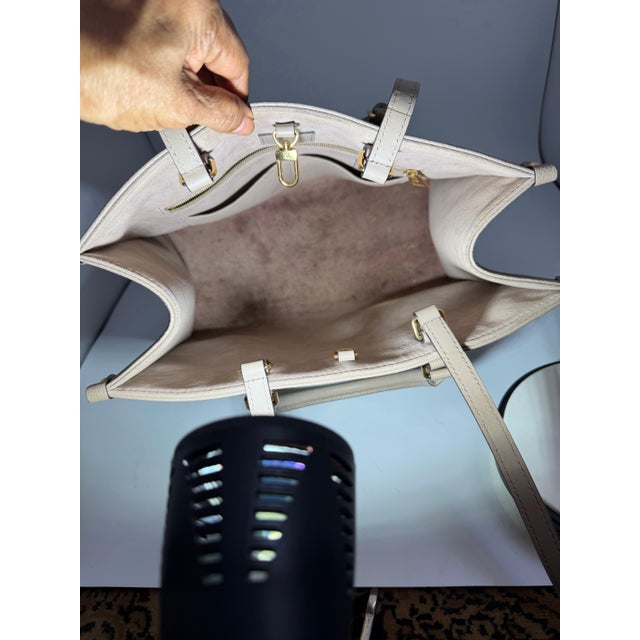 Louis Vuitton On The Go BICOLOR MM Monogram Empreinte Leather, Dove/Cream For Sale - Image 12 of 18