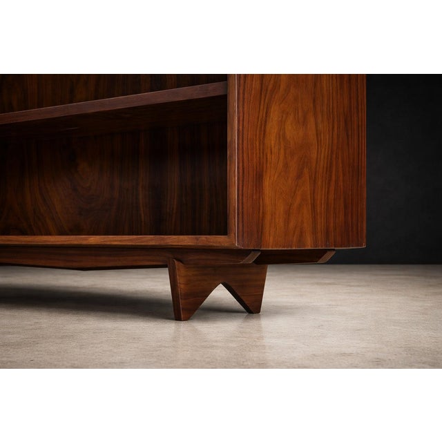Martin Eisler & Carlo Hauner Bookshelf in Caviúna wood, Forma S.A., Brazilian Modern, circa 1950 For Sale - Image 10 of 11