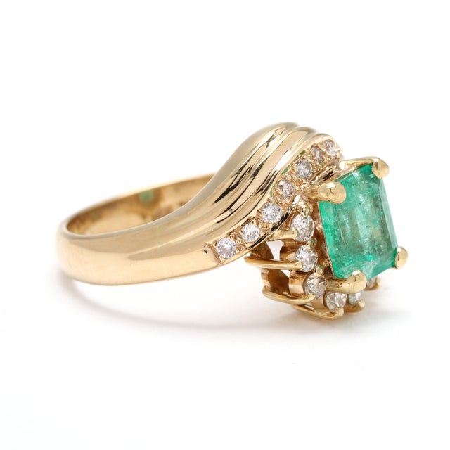 Modern 1.25ctw Emerald and Diamond Cluster Ring, 18k Yellow Gold, Ring Size 6 For Sale - Image 3 of 7