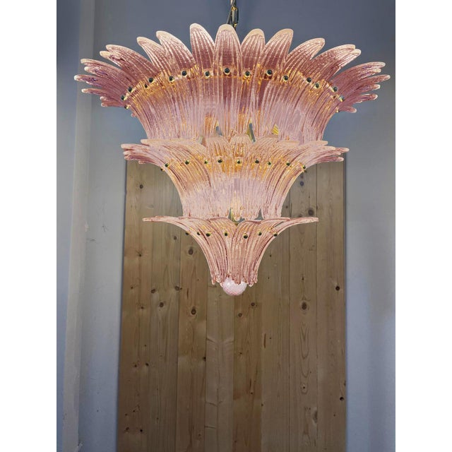 Chandelier made with pink “PALMETTE” elements of Murano glass with a gold 24k metal brass finishing that give a thouch of...