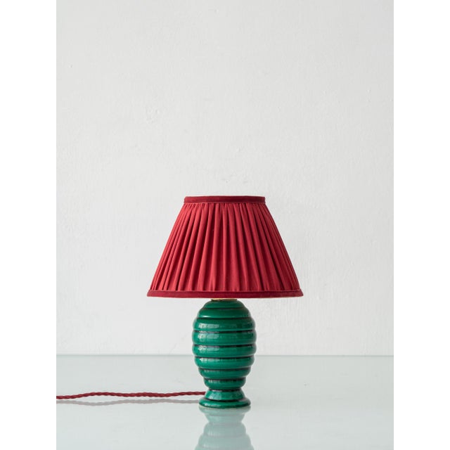 Art Deco French Emerald Green Ceramic Table Lamp with Ruby Silk Shade, 1930s For Sale - Image 14 of 14