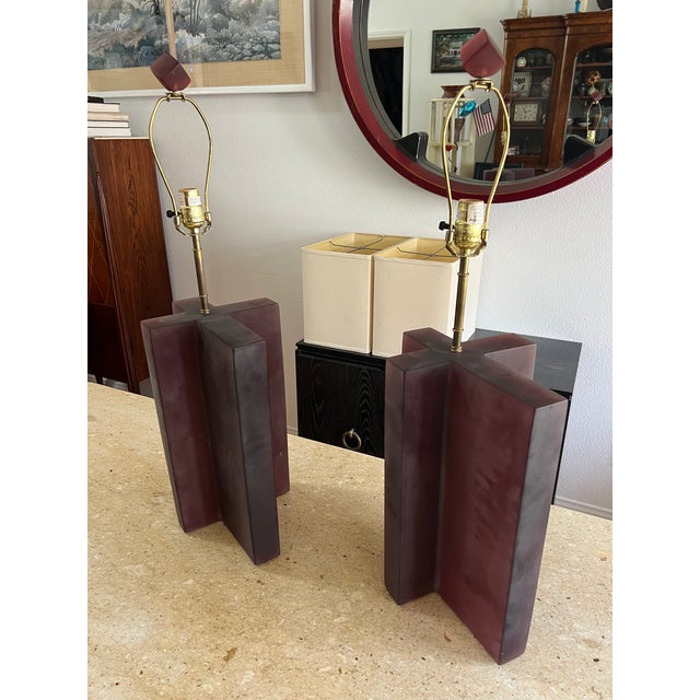 1990s Pair of California Postmodern Sculptural Frosted Resin Table Lamps by Deszign, Inc. For Sale - Image 16 of 17