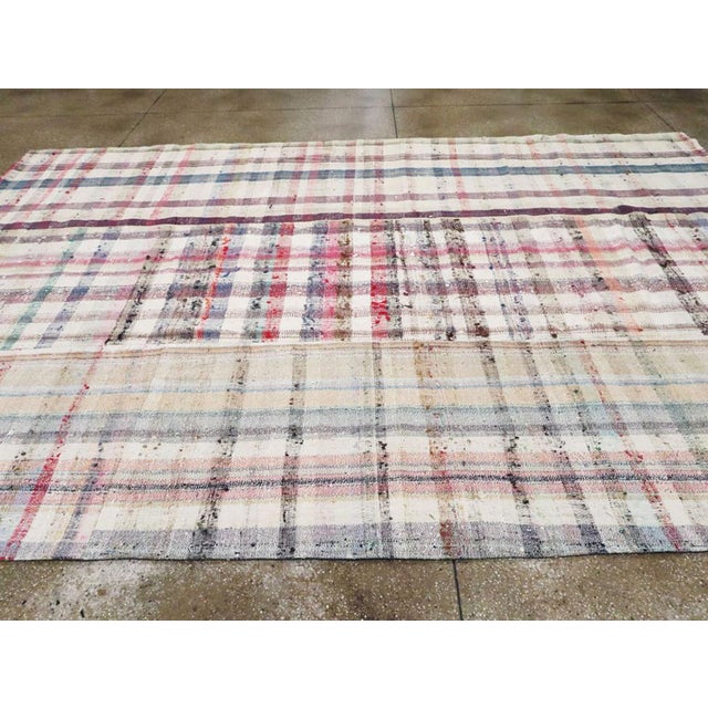 Galerie Shabab Collection Mid-20th Century Turkish Flatweave Kilim Room Size Carpet For Sale - Image 4 of 7