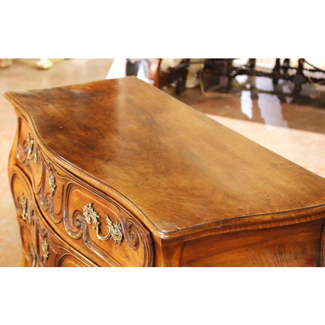 18th Century French Louis XV Walnut Serpentine “Commode Tombeau” From Bordeaux For Sale - Image 4 of 13