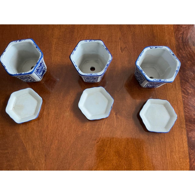 1990s Blue & White Petite Hexagonal Floral PlantersWith Marching Drip Trays Set of 3 For Sale - Image 5 of 9