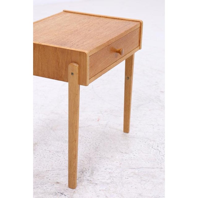 Vintage bedside table with clean lines and a beautiful oak finish. The combination of drawer and shelf offers practical...