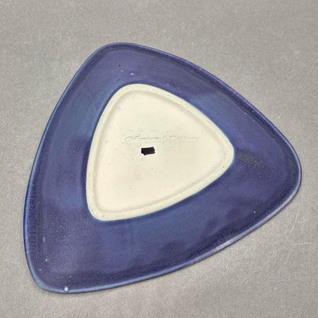 Vintage Edgecomb Potters Maine Blue Crystalline Glaze Triangular Art Pottery Bowl Catchall For Sale - Image 9 of 10