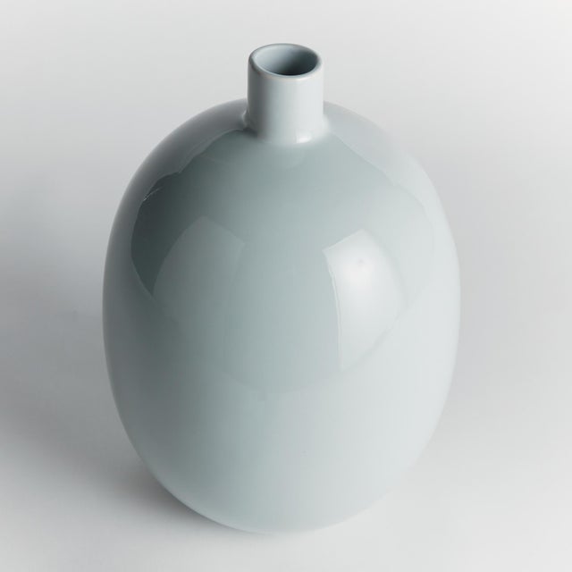 With a simple bulbous silhouette and smooth high gloss finish, the Sandbar Vase by Barclay Butera is modern &...