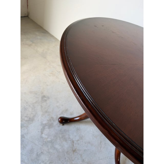 Queen Anne Vintage Queen Anne Style Mahogany Round Pedestal Occasional / Dining Table For Sale - Image 3 of 18