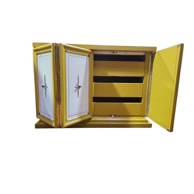 Incredibly stunning mid century modern atomic style pantry sideboard in excellent condition. Folding double door to one...