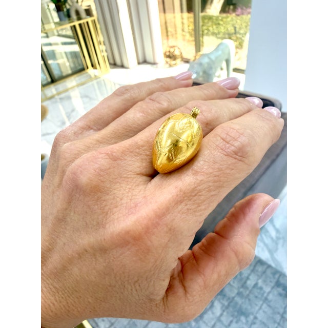 Gold Vintage 18k Yellow Gold Engraved Egg Form Screw-Top Locket Charm Pendant For Sale - Image 8 of 8