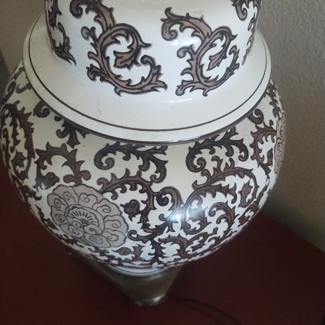 Vintage 1970s Hand-Painted Brown & White Floral Ginger Jar Table Lamp For Sale - Image 11 of 15