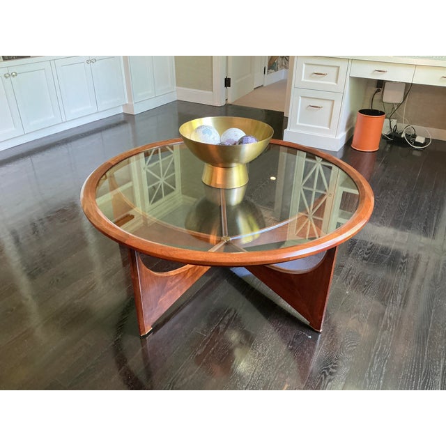 Modern Hickory Chair Modern Round Glass Coffee Table For Sale - Image 3 of 6