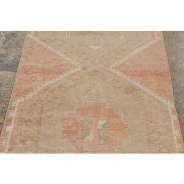 Salmon Vintage Turkish Runner With Hexagonal Tri-Medallion Design - Rug & Kilim For Sale - Image 8 of 9