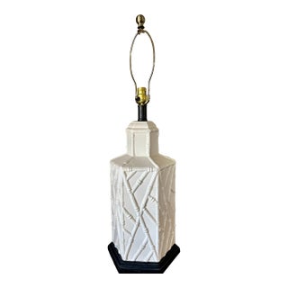 Vintage Hollywood Regency White Ceramic Hexagonal Bamboo Relief Table Lamp For Sale