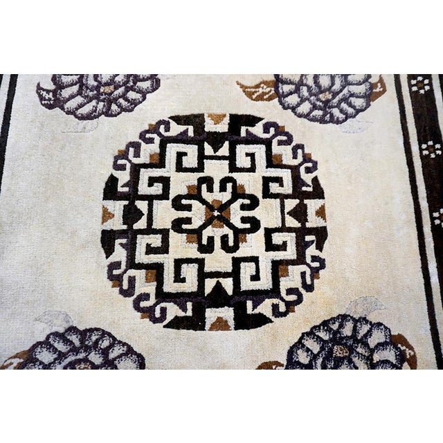 1920s White Medallion Antique Chinese Baotou Hand Knotted Rug 5' X 8' 10" Wool Carpet For Sale - Image 4 of 6