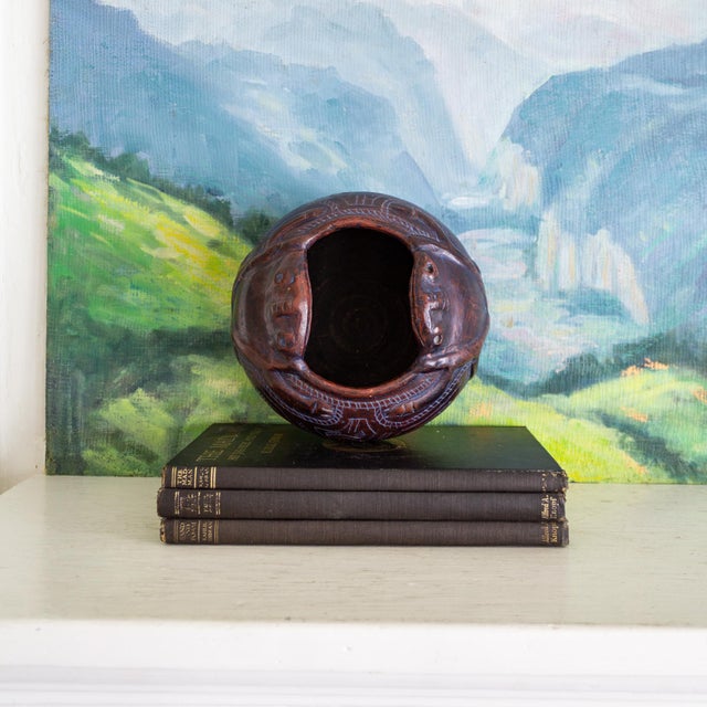 Indigenous Brazilian Reis Para Pottery Etched Ceramic Frog Bowl in Burgundy Red and Blue For Sale - Image 10 of 16