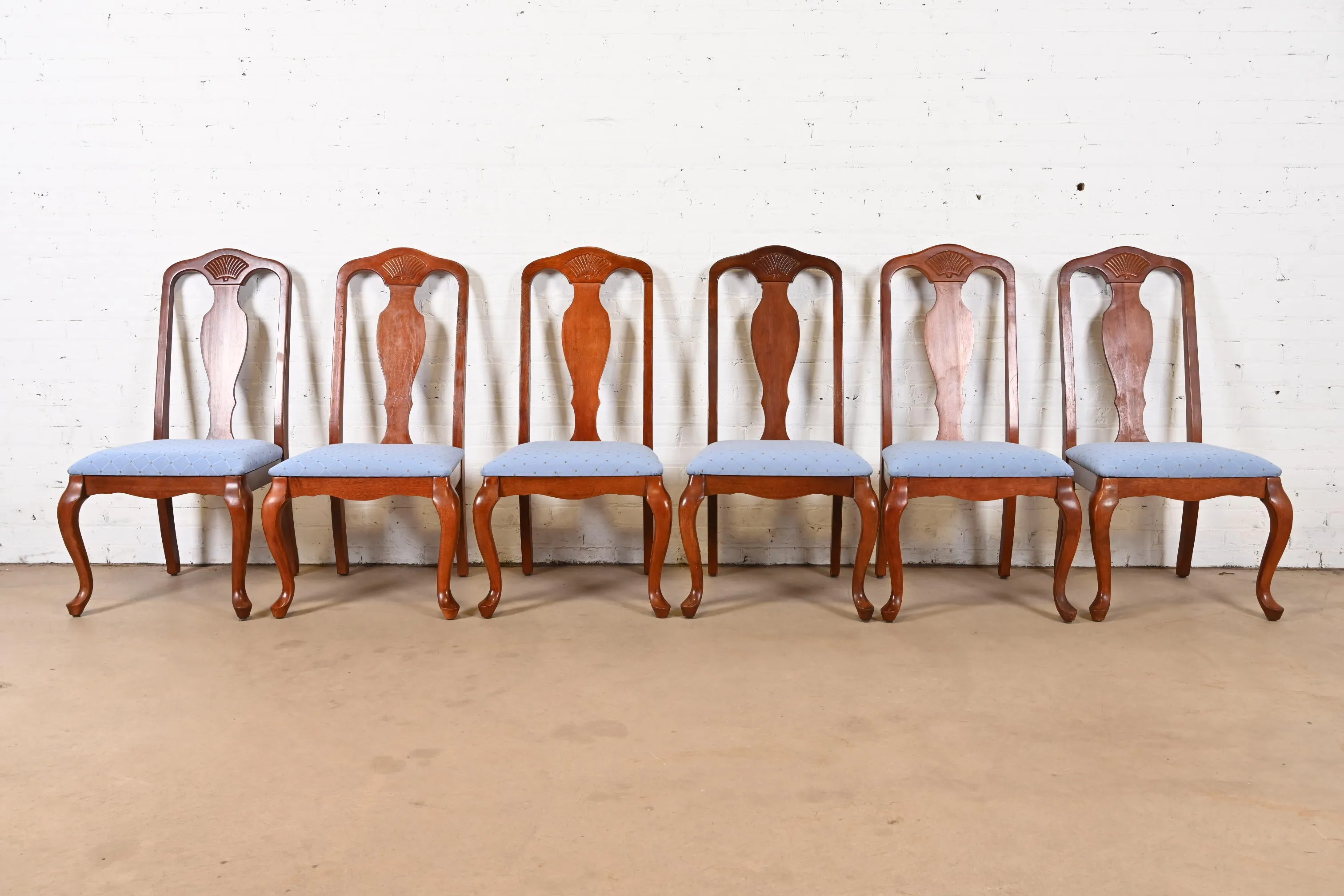 ETHAN ALLEN　クイーンアンスタイル　ダイニングチェア　2脚セット Ethan Allen Style Queen Anne Carved Mahogany Dining Chairs, Set of