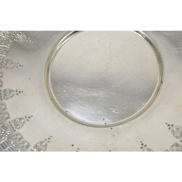 Early 20th Century Antique Wallingford Silver Plated Victorian 10" Round Decorated Dish Platter For Sale - Image 5 of 10