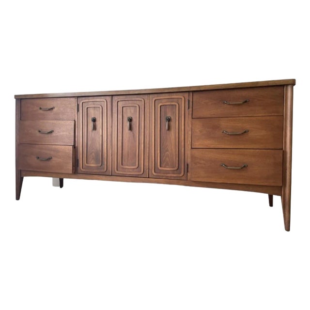 1960s Broyhill Premier Mid-Century Walnutt Dresser For Sale